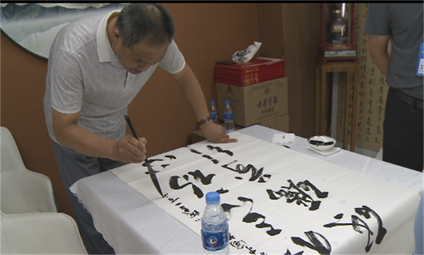 64a0e8fd19684.png 写书法说话人.png