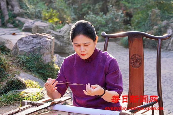 走近苏绣传人-卢建英