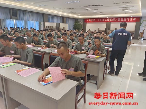 助力法治强军梦 讲好新兵普法第一课