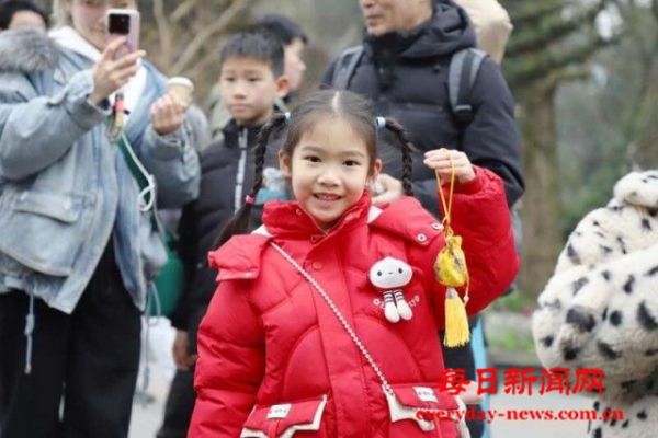 四川都江堰：青年志愿者走进景区传播中医药