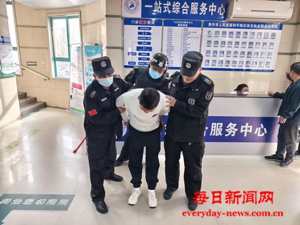 防恐演练进医院，筑牢安全防护线