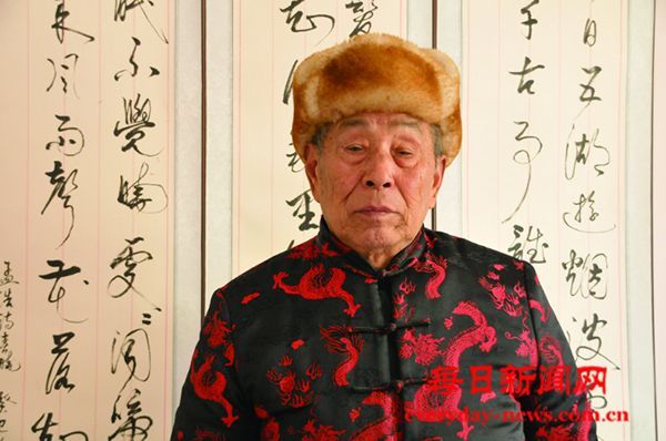 躬耕不辍享百年——书法老人袁鸿典印象