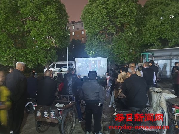 沭城街道叶庄社区开展“公益电影进小区，文