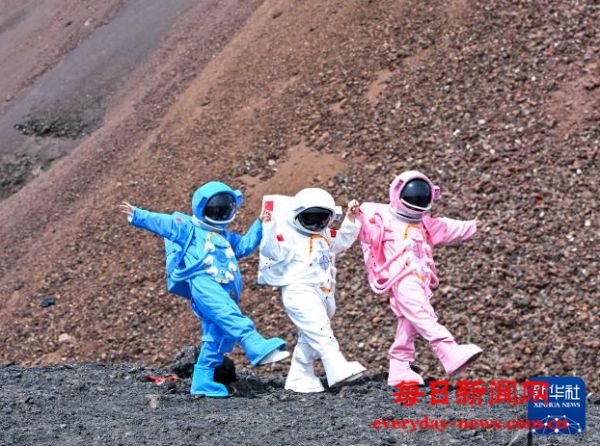 内蒙古乌兰察布：夏日火山引游人