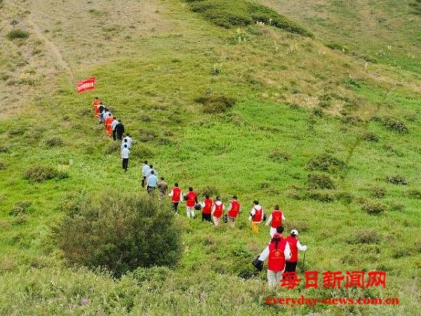 宁夏吴忠红寺堡区青年志愿者参加生态护绿行