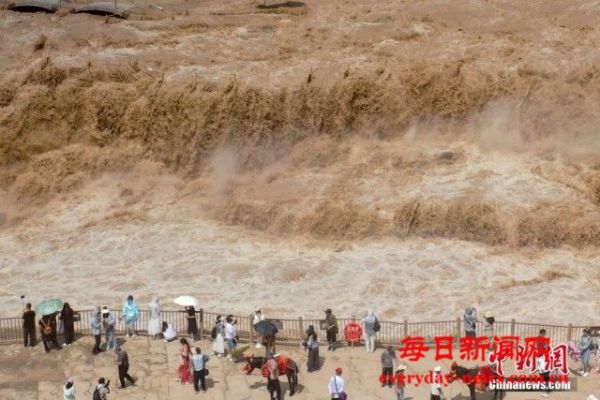黄河壶口瀑布呈现瀑布群景观
