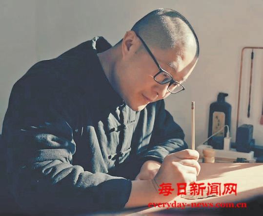 师亮一家四代传承叶画艺术 一叶一世界 画