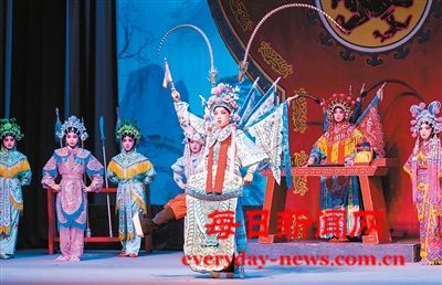 澳门青少年学习粤剧传承优秀传统文化