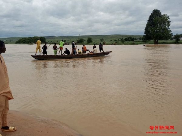 尼日利亚一船只倾覆致40余人失踪