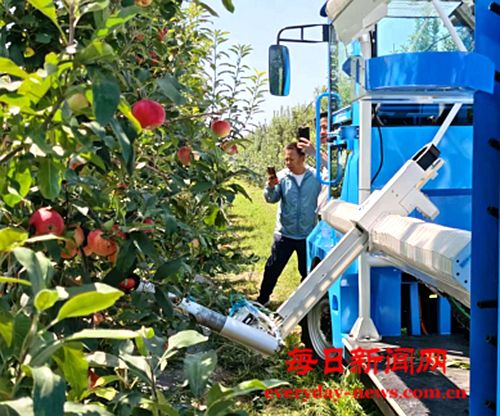 苹果采摘机器人在万荣进行首次采摘试验