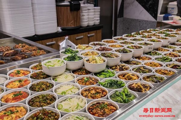 机关单位免费停车、开放食堂……多地开启假
