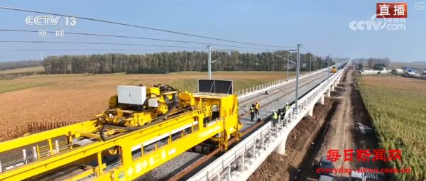 建设者假日坚守岗位 重大工程建设“进度条