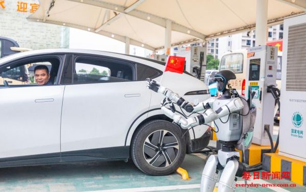 湖北：今年过节“它”当班 机器人登场展现