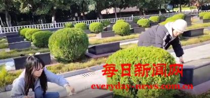 湖北荆州二女青年志愿为烈士扫幕