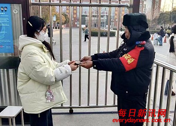  张玉保：拾金不昧受好评